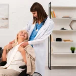 Prevención de caídas en adultos mayores: un    paso clave para su bienestar y autonomía
